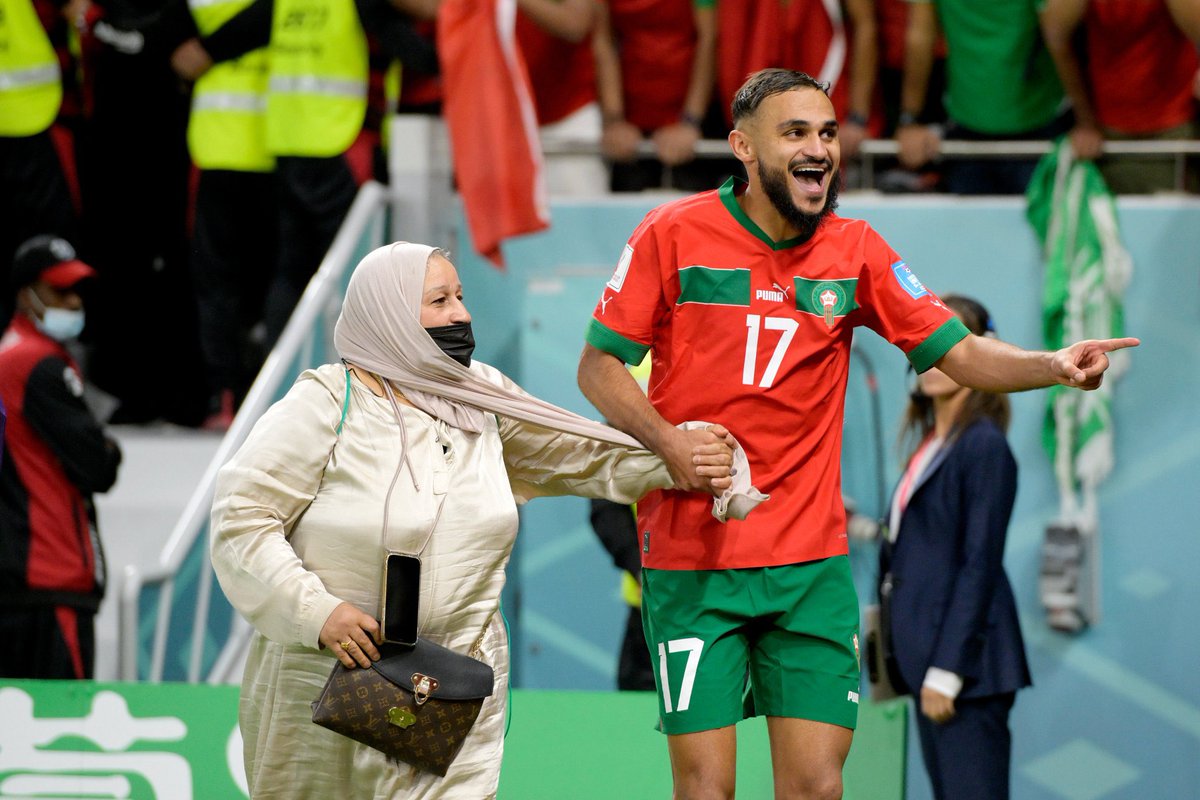 MANAlMisned's tweet photo. تقرُّ العين ويسعد القلب بالمشاهد التاريخية للترابط الأسري في مونديال #قطر2022، فالعائلة هي سر النجاح الأول بعد توفيق الله. https://t.co/zcPjCGQ9Tv