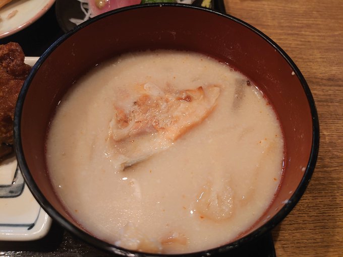 かす汁ずぞぞーっ…とすすってたら中から鮭の切り身も出てきてこれがまたンマーイ!( '∀`) 