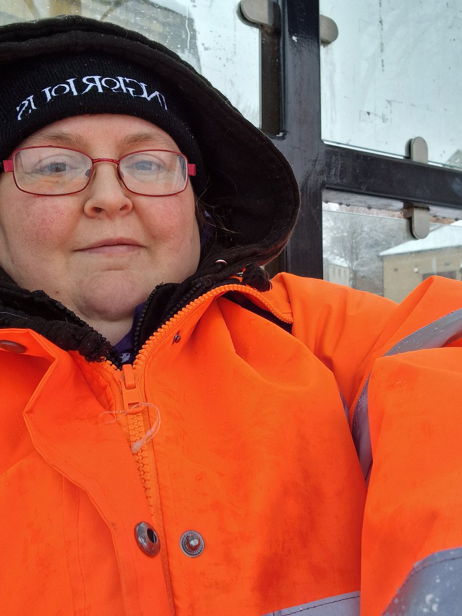 fiona_gill's tweet photo. It's a tad white here and still coming down. @WeAreInglorious bennie keeping this grey noggen warm. Think someone might spot me in this? π€£π€£ joys of Sunday shifts π€£π€£π€£ #TreeClub #sundayshifts #buscommute #notformuchlonger #housemove π https://t.co/gMQBMjtiwI