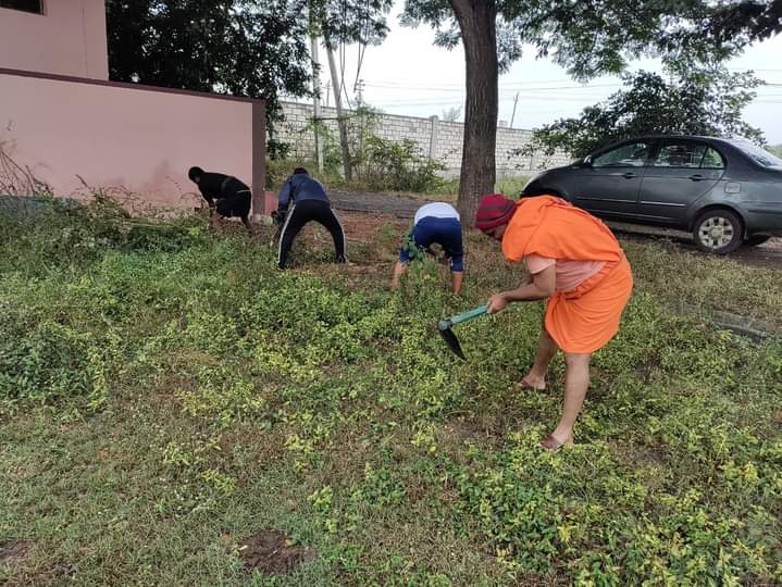 yuva_brigade's tweet photo. #SwachhBharat #CleanlinessIsHealth 
#YuvaBrigade volunteers cleaned the premises of Sri Ramakrishna Ashrma at Koppala. The Swamiji at the ashram too joined hands with us. https://t.co/JXddThyIhy