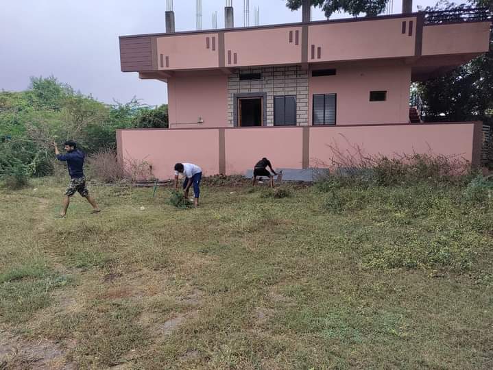 yuva_brigade's tweet photo. #SwachhBharat #CleanlinessIsHealth 
#YuvaBrigade volunteers cleaned the premises of Sri Ramakrishna Ashrma at Koppala. The Swamiji at the ashram too joined hands with us. https://t.co/JXddThyIhy