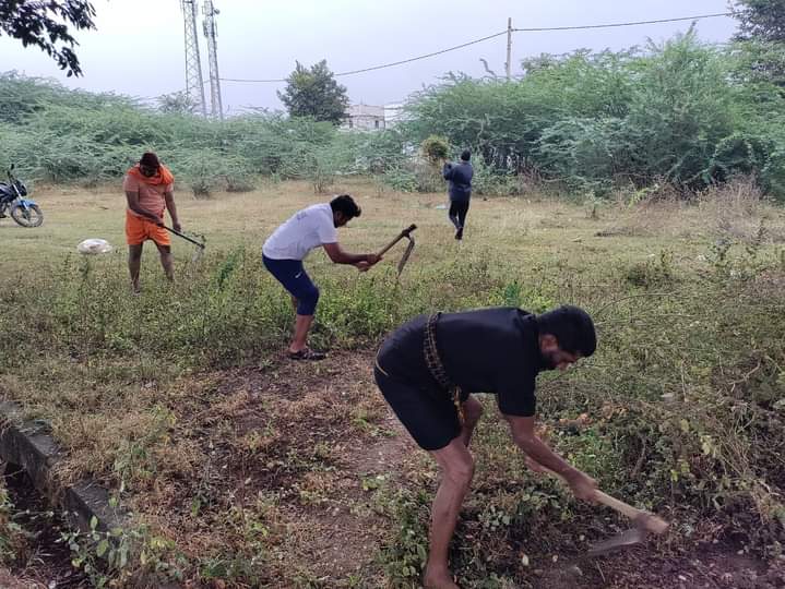 yuva_brigade's tweet photo. #SwachhBharat #CleanlinessIsHealth 
#YuvaBrigade volunteers cleaned the premises of Sri Ramakrishna Ashrma at Koppala. The Swamiji at the ashram too joined hands with us. https://t.co/JXddThyIhy