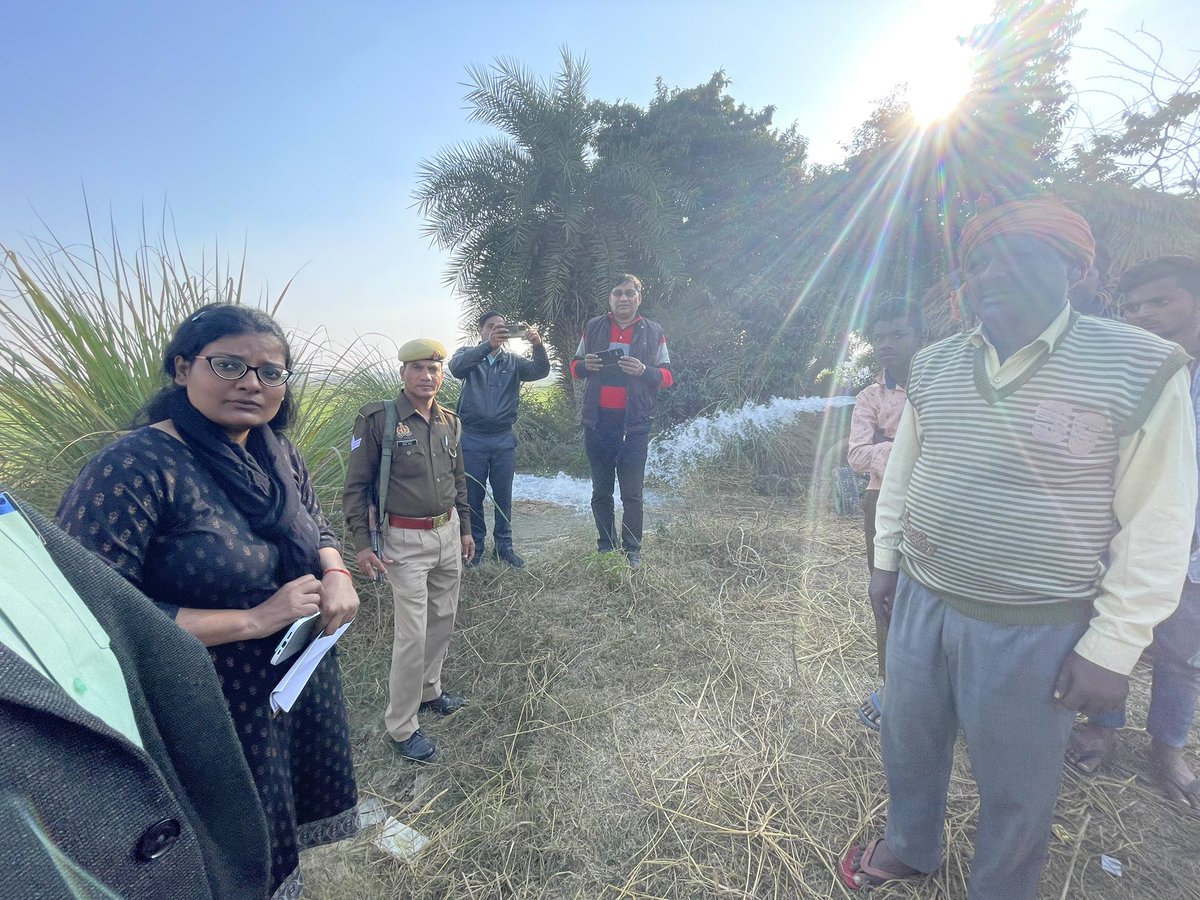 dm_hathras's tweet photo. जिलाधिकारी @archana_ias2014 द्वारा ग्राम पंचायत जाऊ,वि०ख०सिकंदराराऊ में मुख्यमंत्री लघु सिंचाई योजनांतर्गत लाभार्थी दिनेश कुमारs/o मुलायम सिंह की उथली बोरिंग का निरीक्षण किया गया।उपस्थित अधिकारियों को उक्त योजनाओं का लाभ से अधिक से अधिक व्यक्तियों को लाभान्वित करने का निर्देश दिए https://t.co/wLZSm4XQ6y