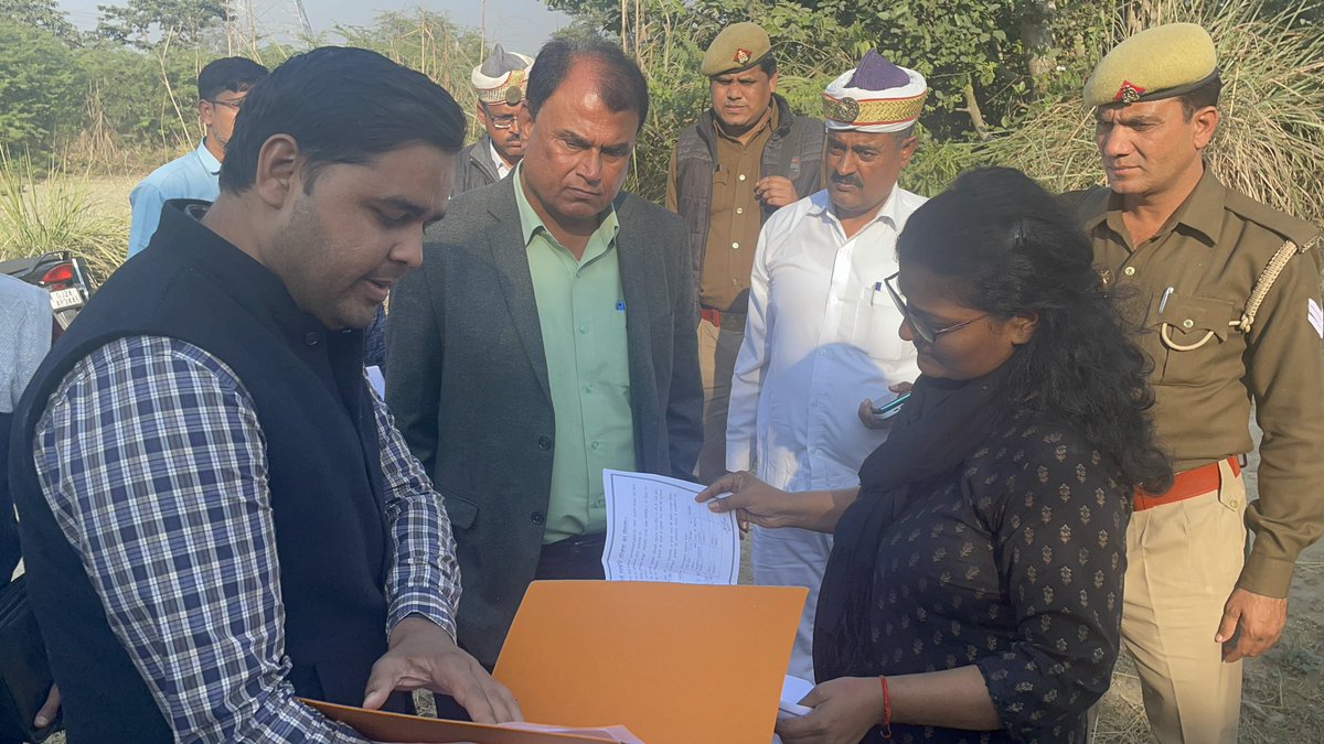 dm_hathras's tweet photo. जिलाधिकारी @archana_ias2014 द्वारा ग्राम पंचायत जाऊ,वि०ख०सिकंदराराऊ में मुख्यमंत्री लघु सिंचाई योजनांतर्गत लाभार्थी दिनेश कुमारs/o मुलायम सिंह की उथली बोरिंग का निरीक्षण किया गया।उपस्थित अधिकारियों को उक्त योजनाओं का लाभ से अधिक से अधिक व्यक्तियों को लाभान्वित करने का निर्देश दिए https://t.co/wLZSm4XQ6y