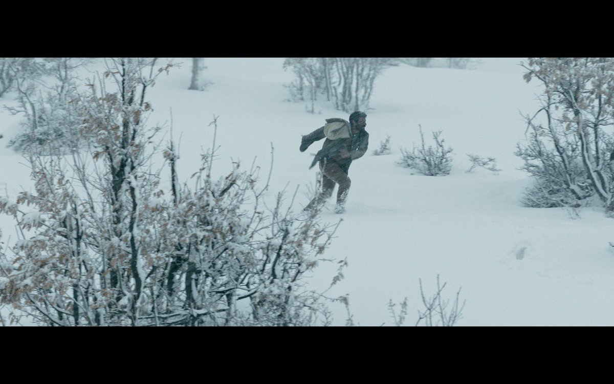 akeskinavesta's tweet photo. Yılmaz Özdil bi kurtefilma “Aforoz” ku xelata yekemîn wergirt, hemû çîrokên berfê bi me dide jibîrkirin. Şideta di film de ji serma wê tûjtir e. Karekî hostane ye. Dema min seyr kir, yekser hêvî kir ku rojekê Yılmaz çîroka Sûto û Teto ligel Mela Seîd bîne ser perdeya spî. https://t.co/nYRWkF9snq