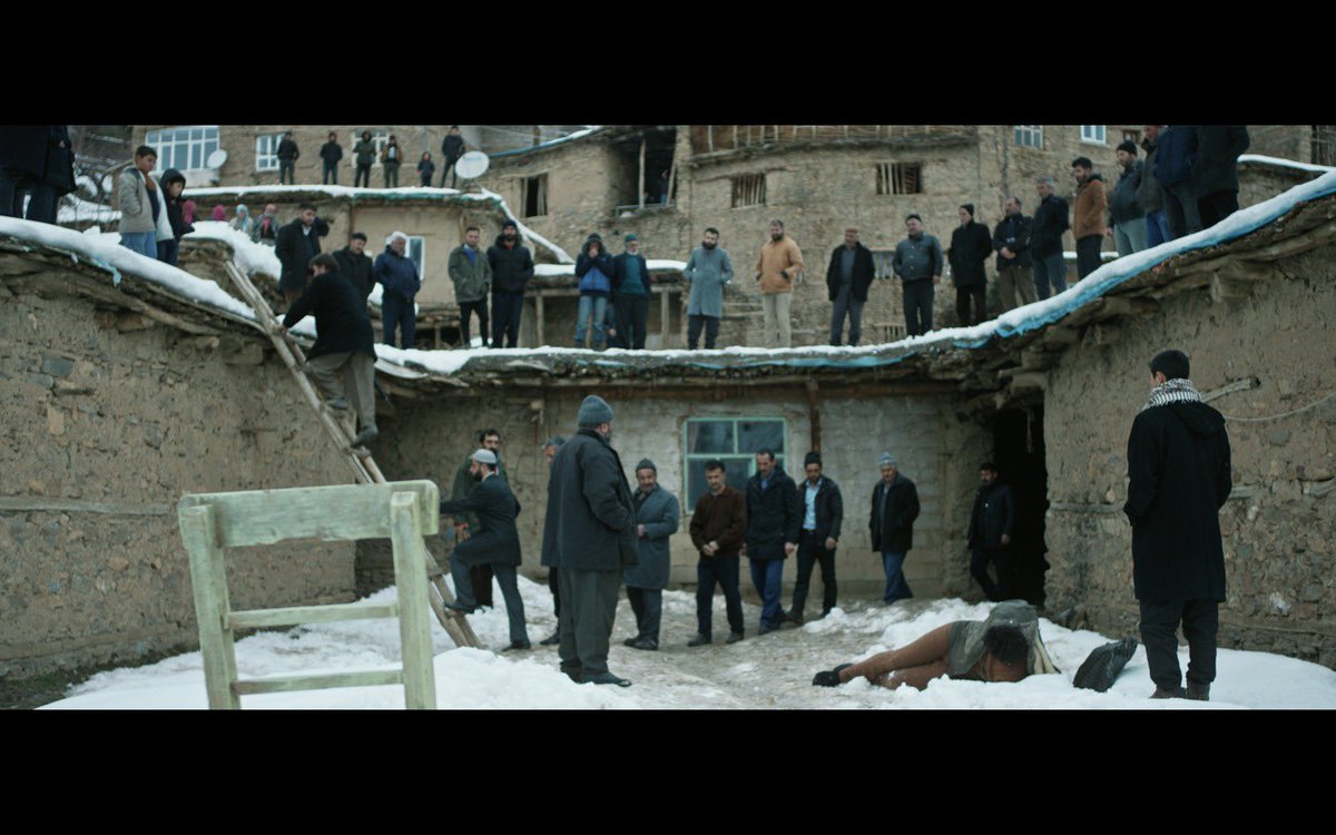 akeskinavesta's tweet photo. Yılmaz Özdil bi kurtefilma “Aforoz” ku xelata yekemîn wergirt, hemû çîrokên berfê bi me dide jibîrkirin. Şideta di film de ji serma wê tûjtir e. Karekî hostane ye. Dema min seyr kir, yekser hêvî kir ku rojekê Yılmaz çîroka Sûto û Teto ligel Mela Seîd bîne ser perdeya spî. https://t.co/nYRWkF9snq