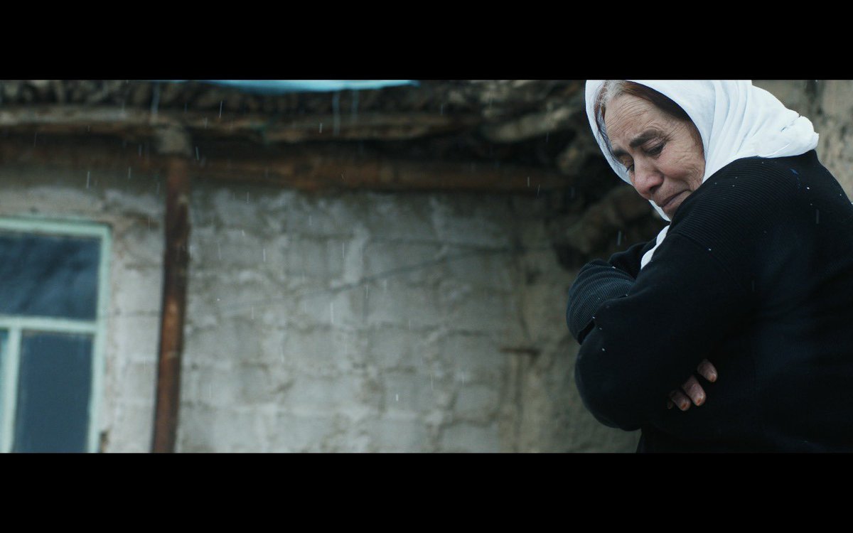 akeskinavesta's tweet photo. Yılmaz Özdil bi kurtefilma “Aforoz” ku xelata yekemîn wergirt, hemû çîrokên berfê bi me dide jibîrkirin. Şideta di film de ji serma wê tûjtir e. Karekî hostane ye. Dema min seyr kir, yekser hêvî kir ku rojekê Yılmaz çîroka Sûto û Teto ligel Mela Seîd bîne ser perdeya spî. https://t.co/nYRWkF9snq