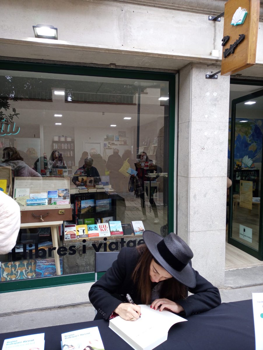laviatgeria's tweet photo. Mentre en Jordi Llompart continuava signant, la Regina Rodríguez Sirvent @holasoclaregi es va situar a una de les taules que tenim a dins per signar "Les calces al sol" als fans que l'esperaven. Després la festa va continuar a fora, amb cua i tot! #lescalcesalsol https://t.co/oIRH2A2w7J