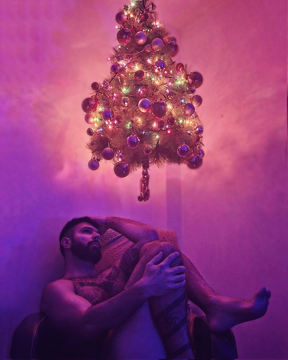 HeliosVanDe's tweet image. Pues como todavía no he montado el árbol, pongo una foto del año pasado.
Ea.