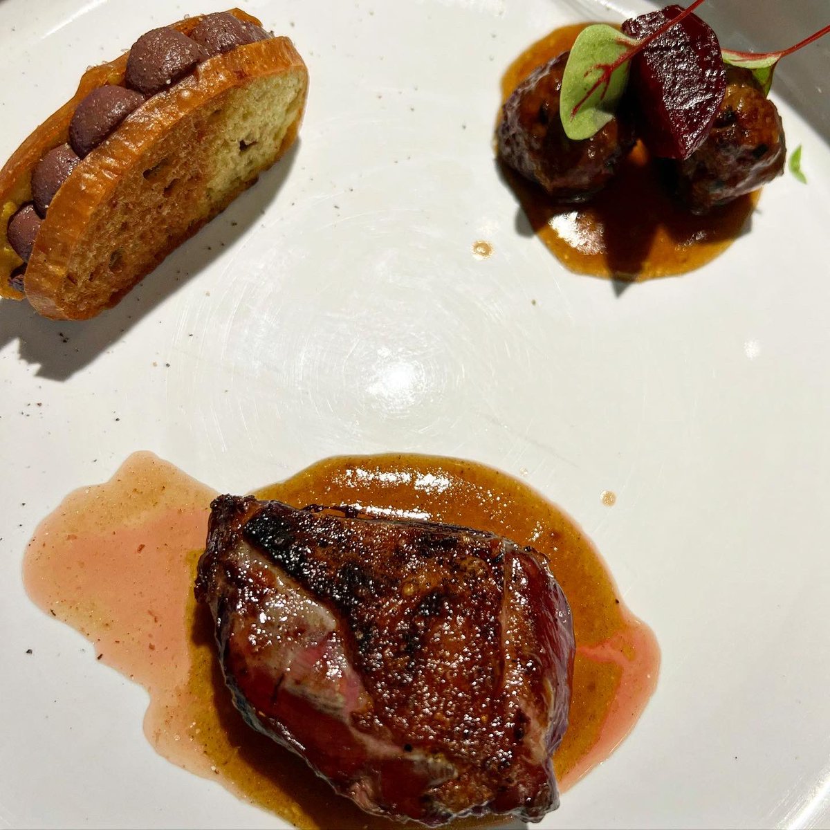 lsuarezdelezo's tweet photo. Los segundos platos de #Alabaster

Carabinero, patatas y huevo frito. Un clásico

Merluza de pincho con pil-pil de limón. Más clásica, todavía

Pichón asado, brioche de foie y remolacha encurtida

#QuébiensecomeenMadrid https://t.co/63YtEcoJ34