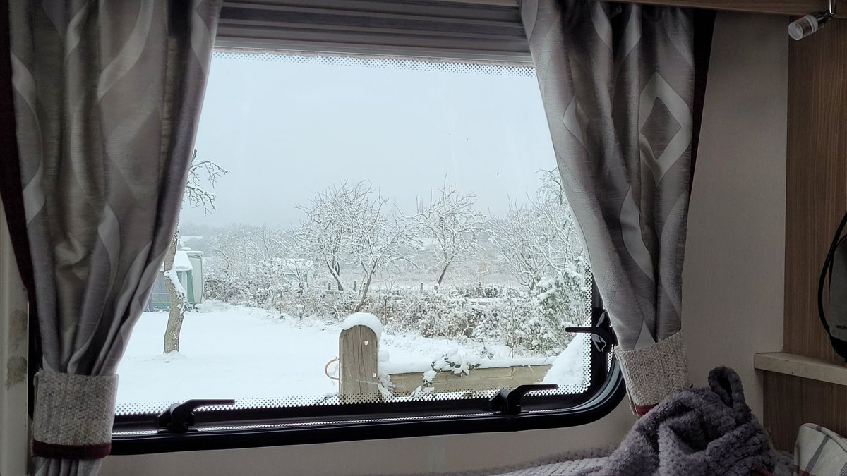 bredonvale's tweet photo. View from a caravan window.....! #wintercamping #Cotswolds #WORCESTERSHIRE #snow https://t.co/ijWtUJ2K1s