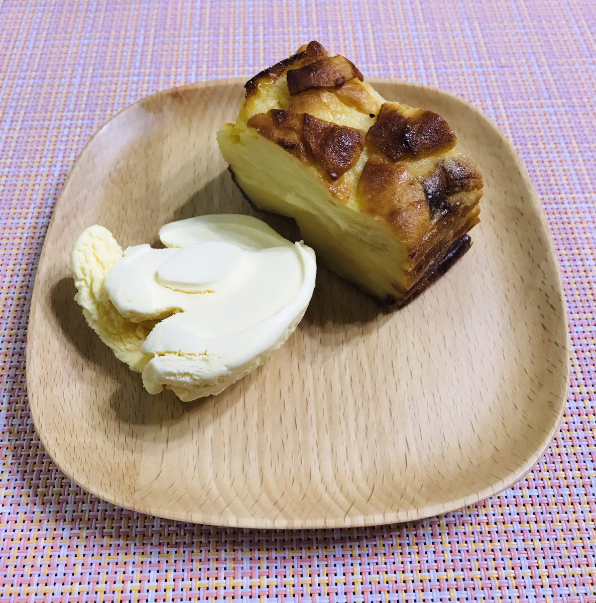 「奥さんの手作り林檎ケーキ、ガトーインビジブルにバニラアイスを添えて。美味しかった」|太田垣康男のイラスト