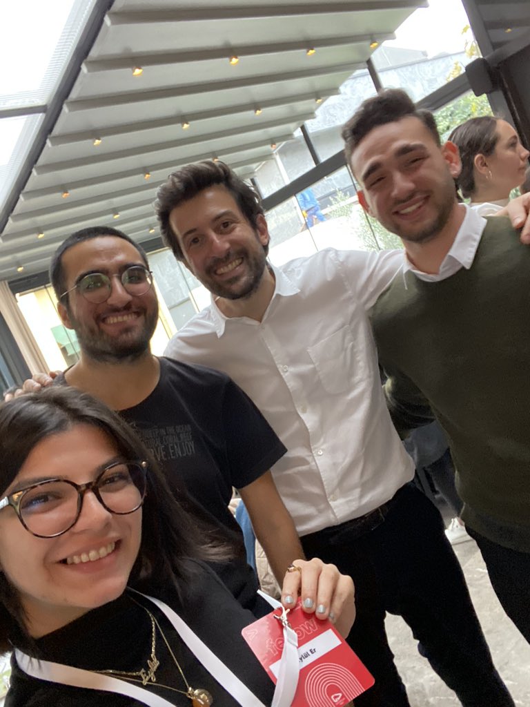 queeneyluler's tweet photo. Muhtrşem bir #fellowup ile 3 günü bitirdik. @SinaAfra nın katılımıyla süper bir network yemeğinde Emre Eczacıbaşı ve Ahu Serter ile tanışma fırsatı buldum. Fellowlar ise bambaşka bir güzellikti 🤍 #fellow2022 #girvak @girvak https://t.co/EEnLLZWsHD