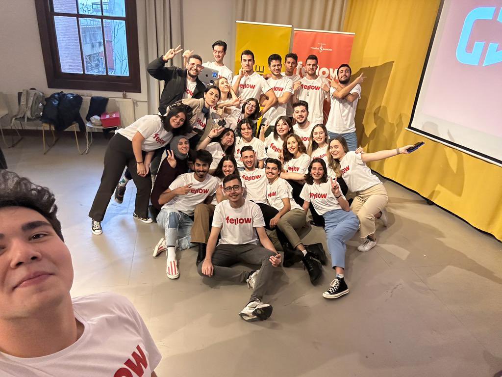 queeneyluler's tweet photo. Muhtrşem bir #fellowup ile 3 günü bitirdik. @SinaAfra nın katılımıyla süper bir network yemeğinde Emre Eczacıbaşı ve Ahu Serter ile tanışma fırsatı buldum. Fellowlar ise bambaşka bir güzellikti 🤍 #fellow2022 #girvak @girvak https://t.co/EEnLLZWsHD