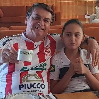 CHOQUEI & Segui SE VEJA: Aos 13 anos, Laura Bolsonaro, filha do  ex-presidente Bolsonaro, aparece em rara foto com a família. - iFunny Brazil