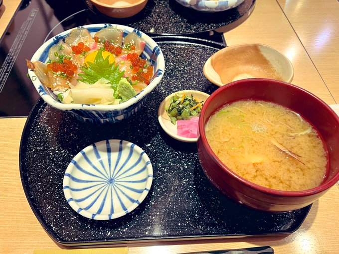 母が牛タン食べれないので今日は海鮮うんめー 