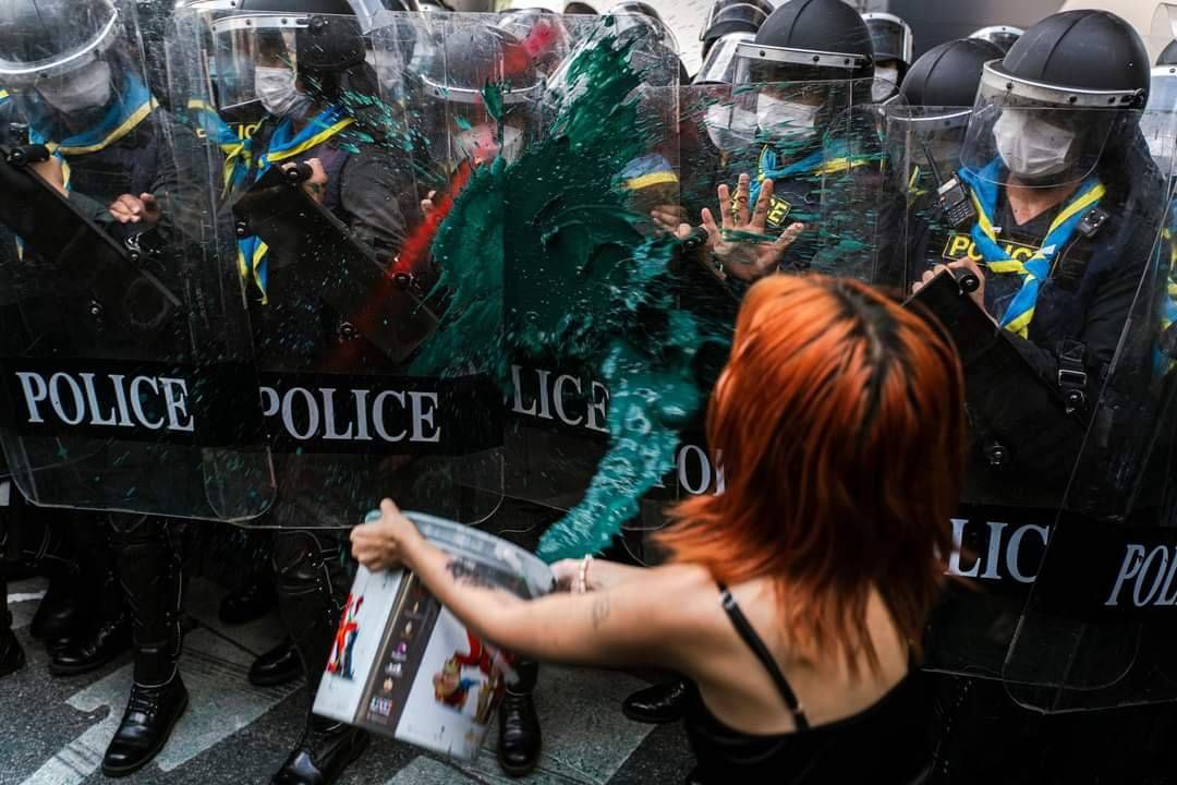 แต่เจ๊มั่นใจว่า ไม่มีโรงเรียนไหน สอนให้ นร.ตัวเอง ไปสาดสีหรือกระโดดถีบโล่ห์ ตร. แน่นอนค่ะ มีสอนแต่ในม็อบเท่านั้น

ถ้าอยากเรียนรู้เรื่องพวกนี้ ให้ออกมาใช้ชีวิตในม็อบ เลยค่ะ เจ๊รับรองว่าอนาคตหนูดีแน่ๆ