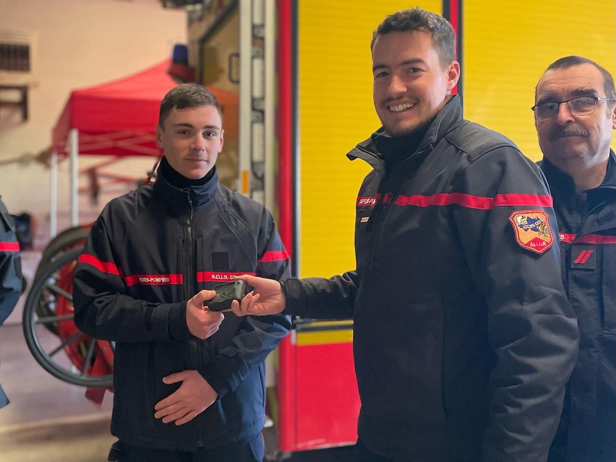 Toute l’équipe des sapeurs-pompiers de Néris-les-Bains souhaitent la bienvenue à notre nouvelle recrue Mathéo PINQUIER 16 ans. 👨‍🚒📟

#sapeurspompiers #sapeurpompiervolontaire #SapeursPompiersdeFrance @SDIS_03