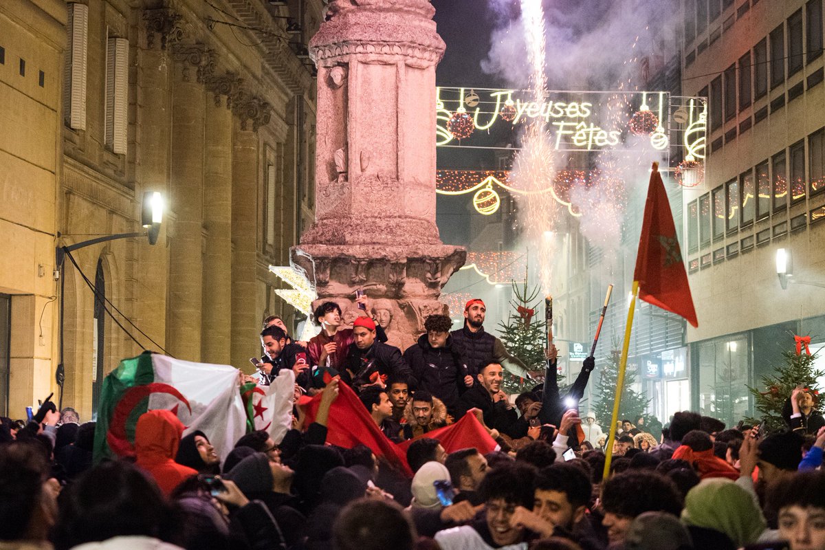 HugoAzmani's tweet photo. Hier soir, les supporters marocains et français célébraient leur qualification en demi-finale de la Coupe du Monde de football dans le centre ville de #metz 
#ENGFRA #Maroc https://t.co/9PqAP2q557