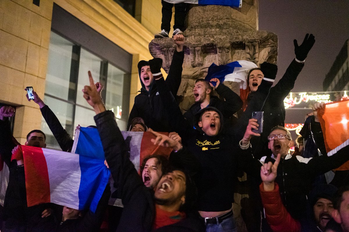 Hier soir, les supporters marocains et français célébraient leur qualification en demi-finale de la Coupe du Monde de football dans le centre ville de #metz 
#ENGFRA #Maroc