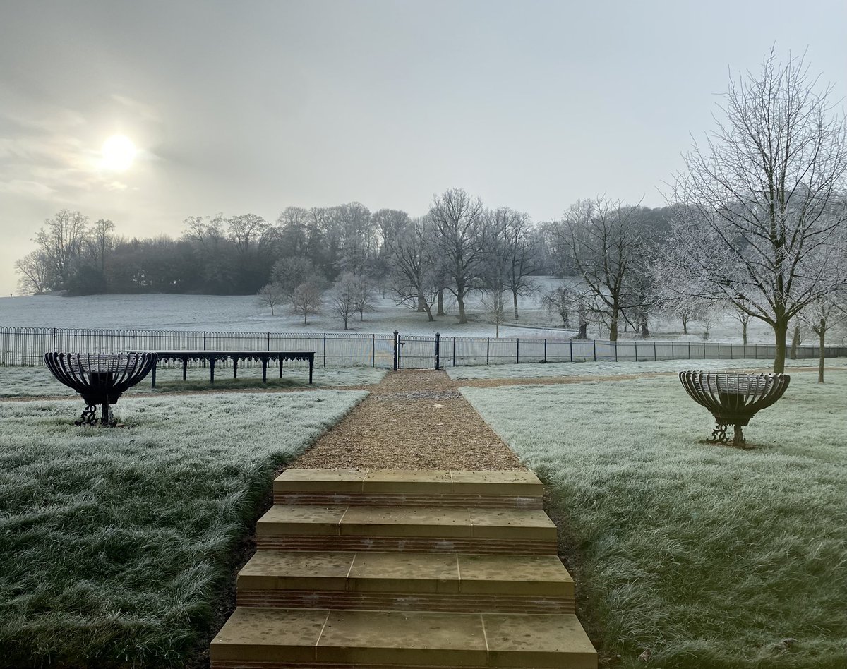 sallykettle's tweet image. Gorgeous venue for the #QueensGuide ceremony today! And it’s SNOWING!! ❄️ #WaddlesdonManor @Girlguiding