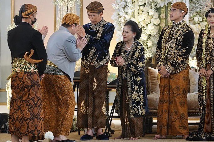 Mengapit manten baru 🥰

Nderek mangayubagyo Mas <a href="/kaesangp/">“kak” Kaesang</a> dan Mba Erina Gudono. Mugi-mugi dados keluargo ingkang sakinah, mawadah, warahmah. 🙏🏻