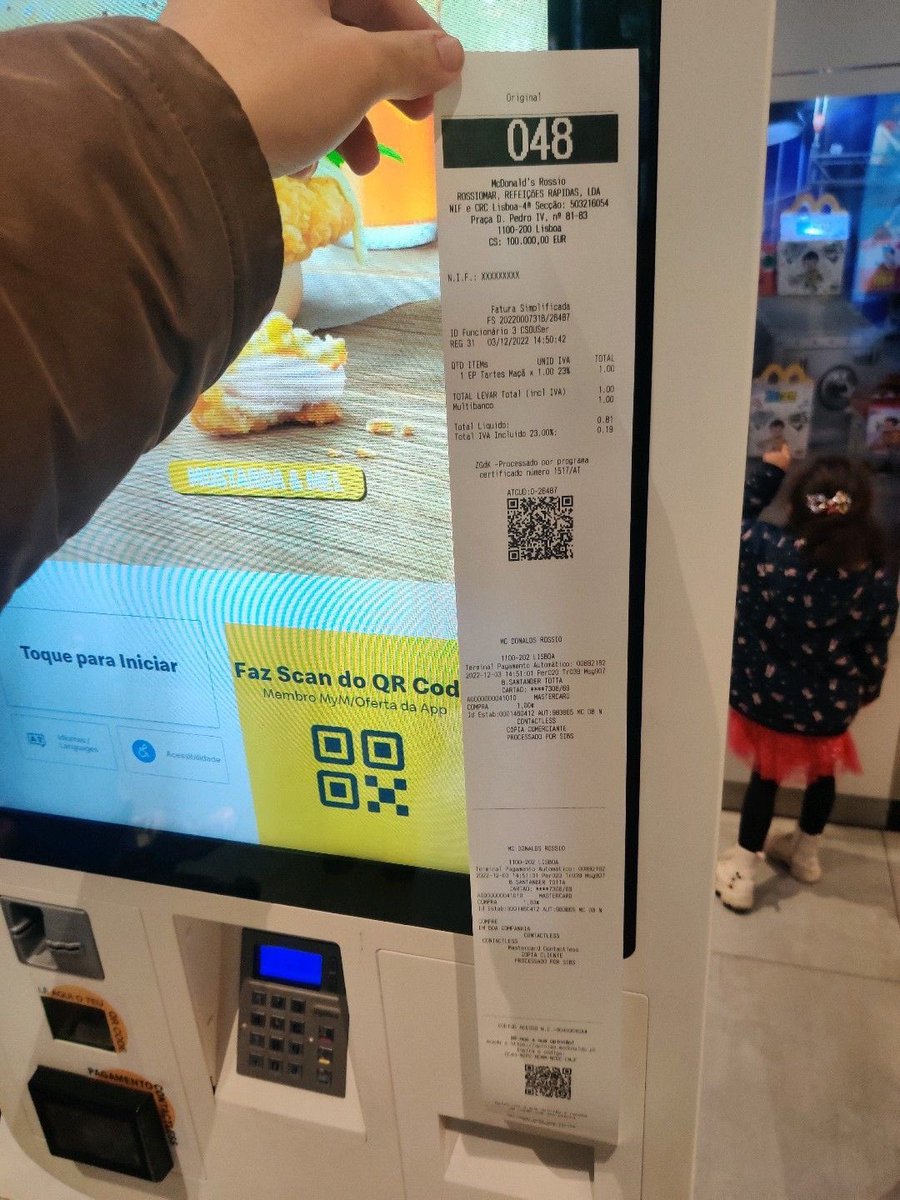 Recibo do McDonald’s ao pedir uma tarte de maçã. Ainda há um caminho muito grande a percorrer para diminuir desperdício, mas não é simplesmente ignorância e/ou preguiça ter recibos em papel deste tamanho?