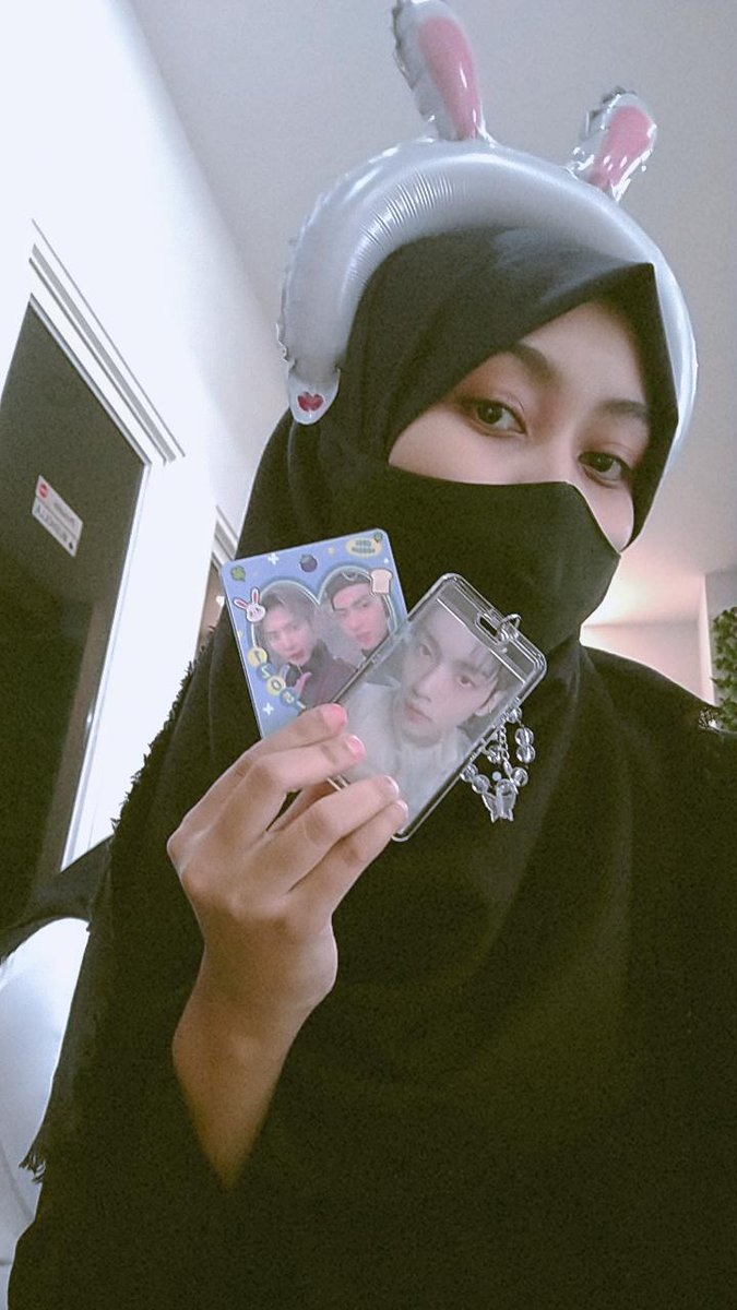 capribabyy15's tweet photo. Datecember + ulang taun nya bapak leader bareng @badserenade_ 

terimakasih semuanyaaa✨
event : @moa_jogja 
Freebies &amp; fanmerch : @WinterFever__ @starsooberry @attaliachann @luvlytyunie  @/nochuroom(ig) &amp; kak anya! 🍭 https://t.co/wEIpj4DIyX
