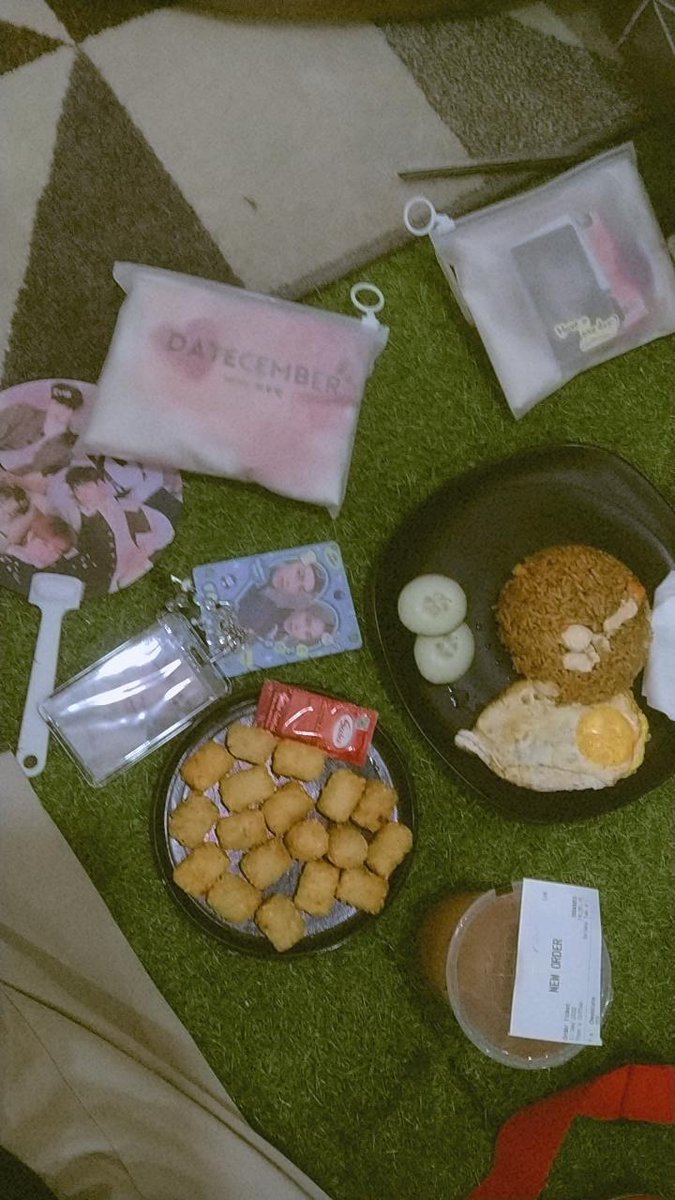 capribabyy15's tweet photo. Datecember + ulang taun nya bapak leader bareng @badserenade_ 

terimakasih semuanyaaa✨
event : @moa_jogja 
Freebies &amp; fanmerch : @WinterFever__ @starsooberry @attaliachann @luvlytyunie  @/nochuroom(ig) &amp; kak anya! 🍭 https://t.co/wEIpj4DIyX