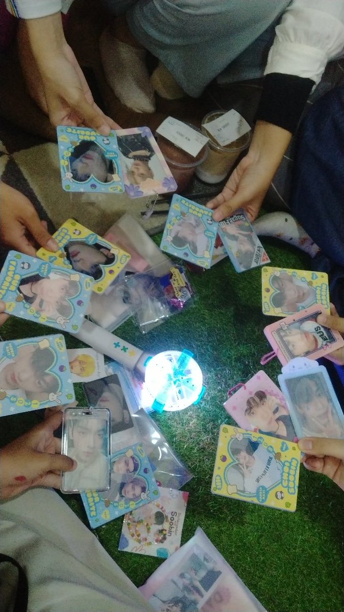 capribabyy15's tweet photo. Datecember + ulang taun nya bapak leader bareng @badserenade_ 

terimakasih semuanyaaa✨
event : @moa_jogja 
Freebies &amp; fanmerch : @WinterFever__ @starsooberry @attaliachann @luvlytyunie  @/nochuroom(ig) &amp; kak anya! 🍭 https://t.co/wEIpj4DIyX