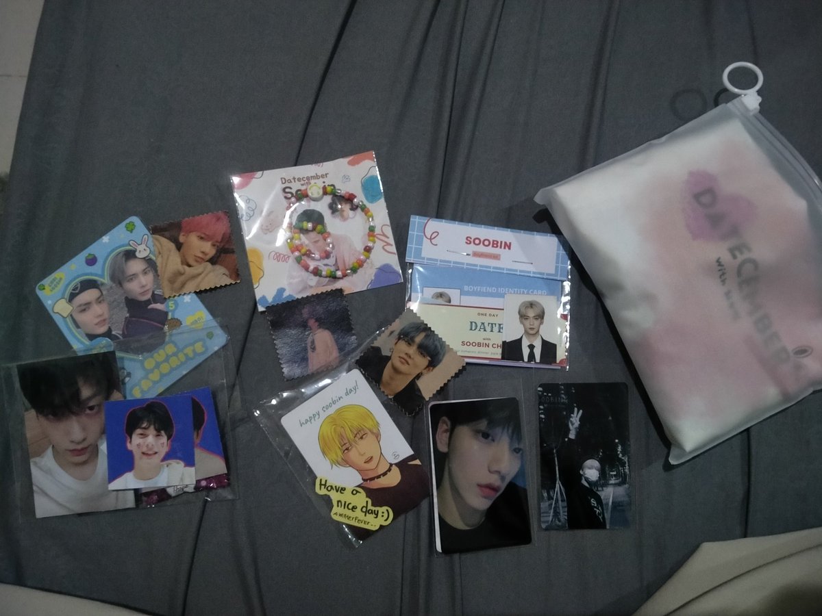 capribabyy15's tweet photo. Datecember + ulang taun nya bapak leader bareng @badserenade_ 

terimakasih semuanyaaa✨
event : @moa_jogja 
Freebies &amp; fanmerch : @WinterFever__ @starsooberry @attaliachann @luvlytyunie  @/nochuroom(ig) &amp; kak anya! 🍭 https://t.co/wEIpj4DIyX