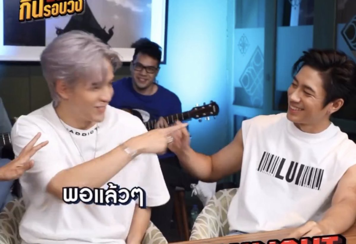 jamxfilmisreal's tweet photo. เขินสิ่งนี้มากกกกก ไอบ้าเอ้ย ความนั่งเก้าอี้คนละตัว แต่ต้องเอาแขนไปพาดที่พี่ ละยังไงซิ เขินพี่ไม่ไหวเอามือไปจะโอบหลังพี่งี้เบ๋อ ไหลลงมาที่เก้าอี้พาดพี่เฉ้ยยย มือไม้อ่อนตลอดเวลาเขินเค้าอะ ฮือออ โบ้ชัดไม่ไหว คนข้างหลัง งง ละ ชั้นมาทำไรที่นี่5555555555 #แจมฟิล์ม #หมายักษ์กับแมวน้อย https://t.co/dswf2qf0rS