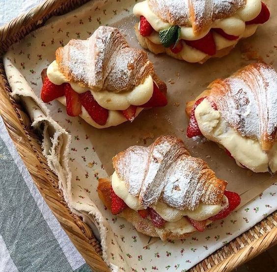 daily_dolce's tweet photo. Fruit filled croissants 🫐🍓 https://t.co/rvdhctb4e2