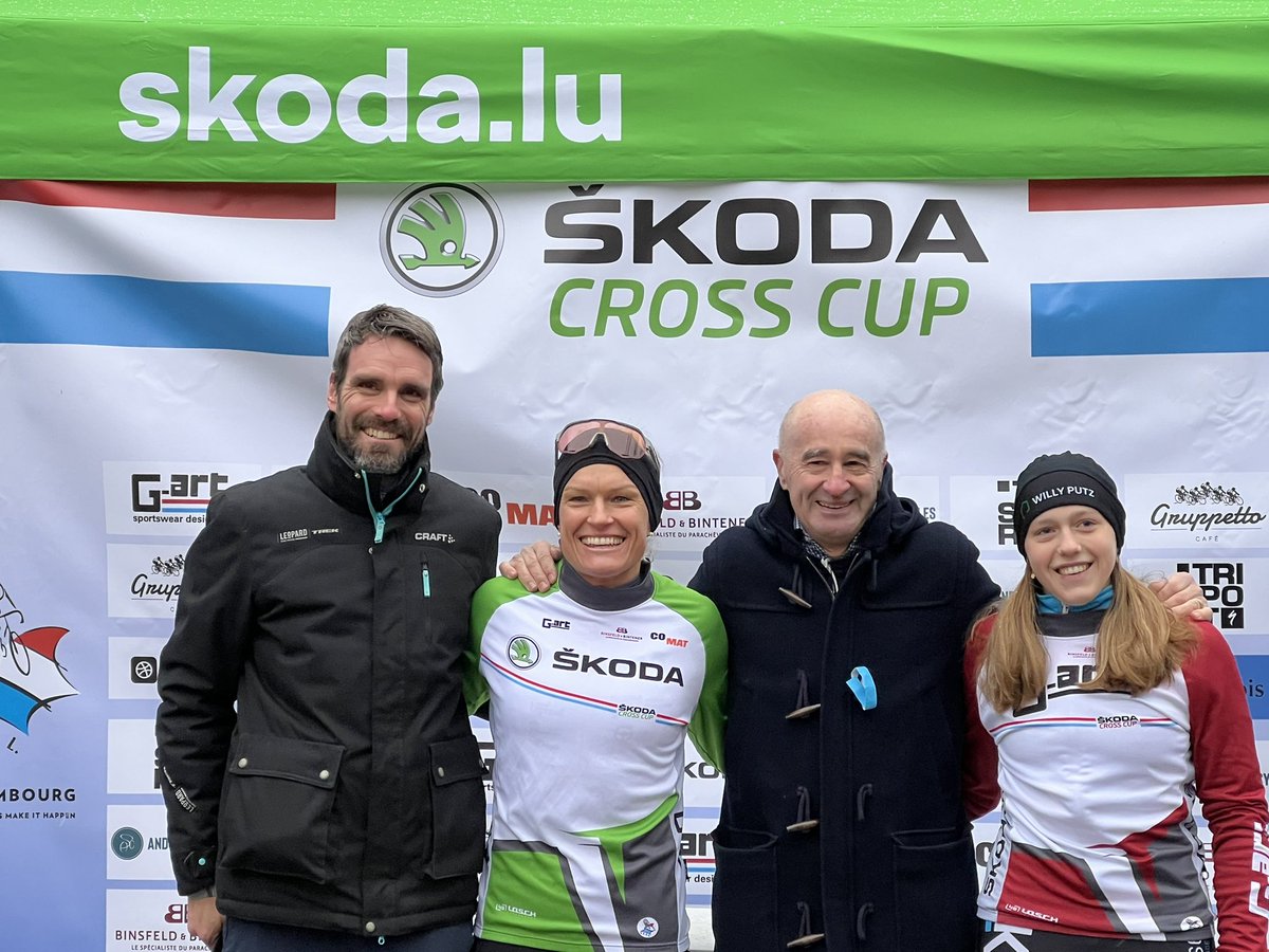 DucalSports's tweet photo. 🏆 ŠKODA Cross Cup 🇱🇺
 #skodacrosscup
📍Preizerdaul 🇱🇺
🗓11.12.2022 
🕑14h16 Dames Elites/U23/Juniors 
💐Cérémonie des fleurs 
1️⃣Isabelle Klein @SchleckWomen 
2️⃣Liv Wenzel 
3️⃣Maïté Barthels

🟢Isabelle leader de la @SkodaCrossCup 
🔴Anouk Schmitz leader espoirs @SkodaCrossCup https://t.co/oW5cyHYc0y
