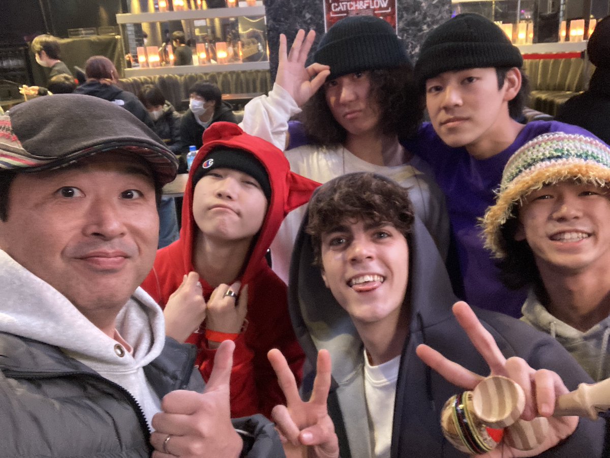 KendamaTasken's tweet photo. しんちゃん
初優勝おめでとう‼️
ハイレシーツの皆んなも
ダビデくんも
選手全員‥素敵すぎたっ‼️
いつまでたっても
自撮り慣れないオジサンでゴメン🙏
#大人けん玉専科
#CatchandFlow
#フリースタイルけん玉世界大会 https://t.co/OwZyHtPzT5