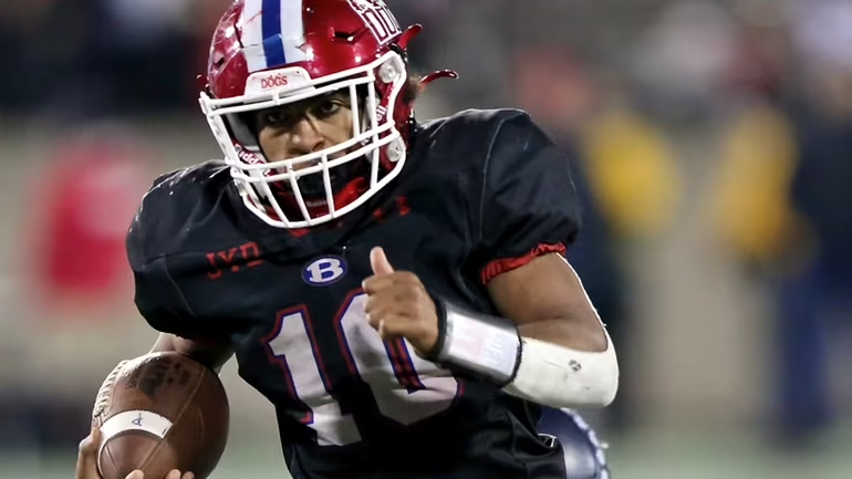 Friday Night Focus~

Senior RB Donte Phillips (Bellport HS) had a fantastic 2022 season to finish out his career for the Clippers!! Next Level Talent!!
🔴2022- 1,519 rushing yards &amp; 24 total TDs
⚫Best Game- 205 yards &amp; 3 TDs vs North Babylon
#NYmade <a href="/DontePhillips05/">Donte Phillips</a> #NYfootball