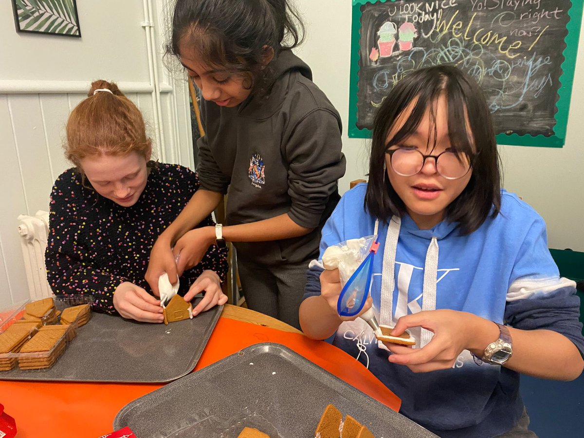 HabsMonBoarding's tweet photo. Gingerbread house construction. 🎄😊🎄😊 https://t.co/PI0RKFINd6