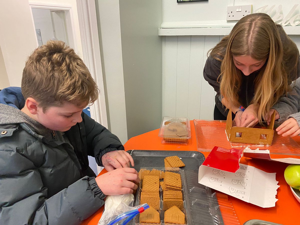 HabsMonBoarding's tweet photo. Gingerbread house construction. 🎄😊🎄😊 https://t.co/PI0RKFINd6