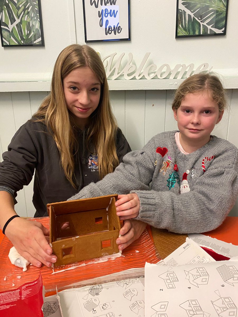 HabsMonBoarding's tweet photo. Gingerbread house construction. 🎄😊🎄😊 https://t.co/PI0RKFINd6