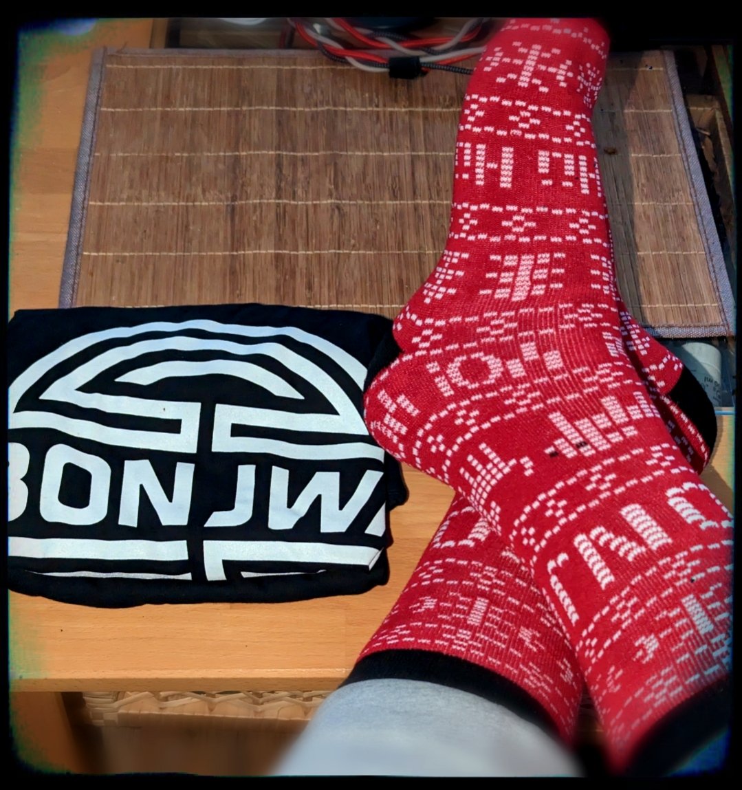 OMG! Ich habe Peepo auf meinen Socken! 🐕💚
<a href="/BonjwaDE/">Bonjwa</a> kleiner drei!