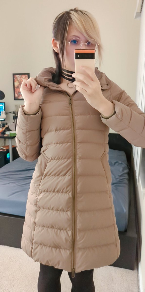 MilkteaMomoko's tweet photo. Winter exhibitionism 😛 Curves under the coat https://t.co/Co3C4zYVx4