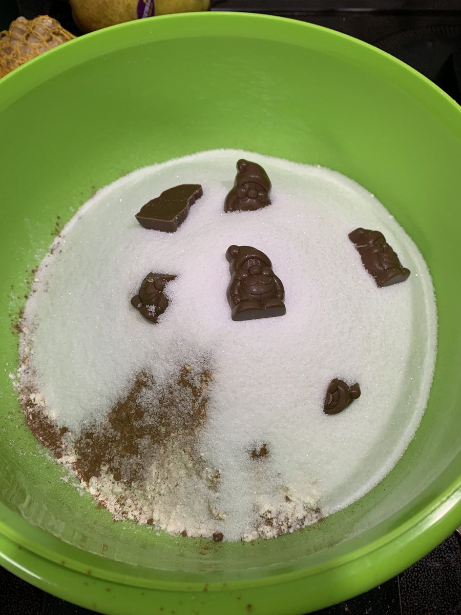 Mr_JCS_'s tweet photo. ••• when you run out of chocolate sprinkles, you have to get creative •••

#bakecake #redwine #officeprep https://t.co/Ta0k9edQYE