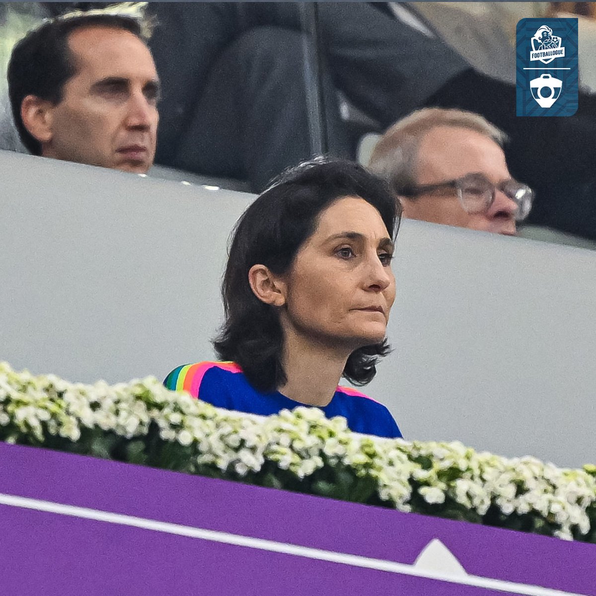 Footballogue's tweet photo. Amélie Oudéa-Castéra, la Ministre des Sports, était présente au match Angleterre - France hier, vêtue d'un haut aux épaules arc-en-ciel. 🏳️‍🌈 https://t.co/cIDgj4wfnY