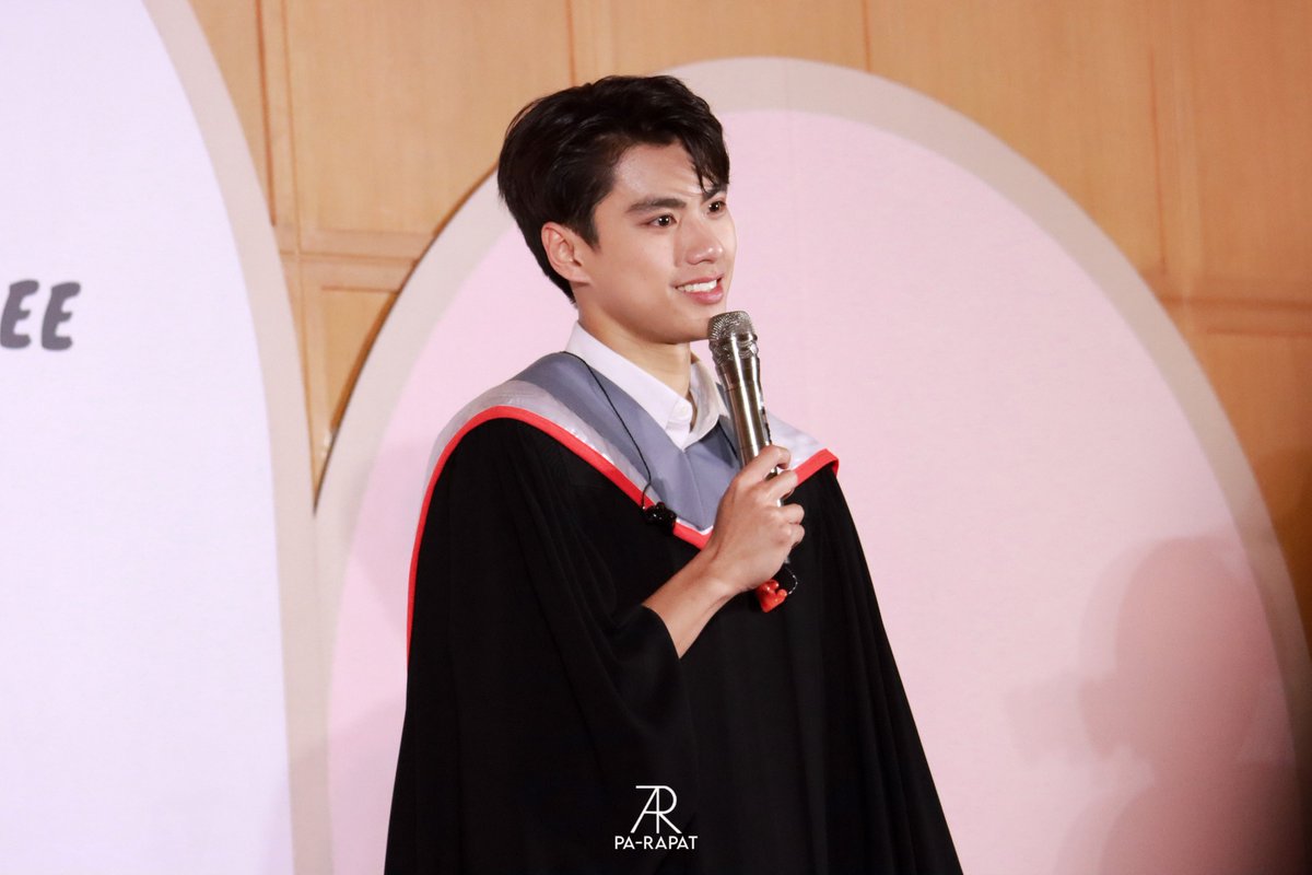 ohmnanon2728's tweet photo. ไม่ต้องเก่งที่สุด แค่มีความสุขมาก ๆ ก็พอแล้ว

#OhmPawatGraduation
#OHMPAWAT
#PARAPATPIX https://t.co/wjaQvAyV5I