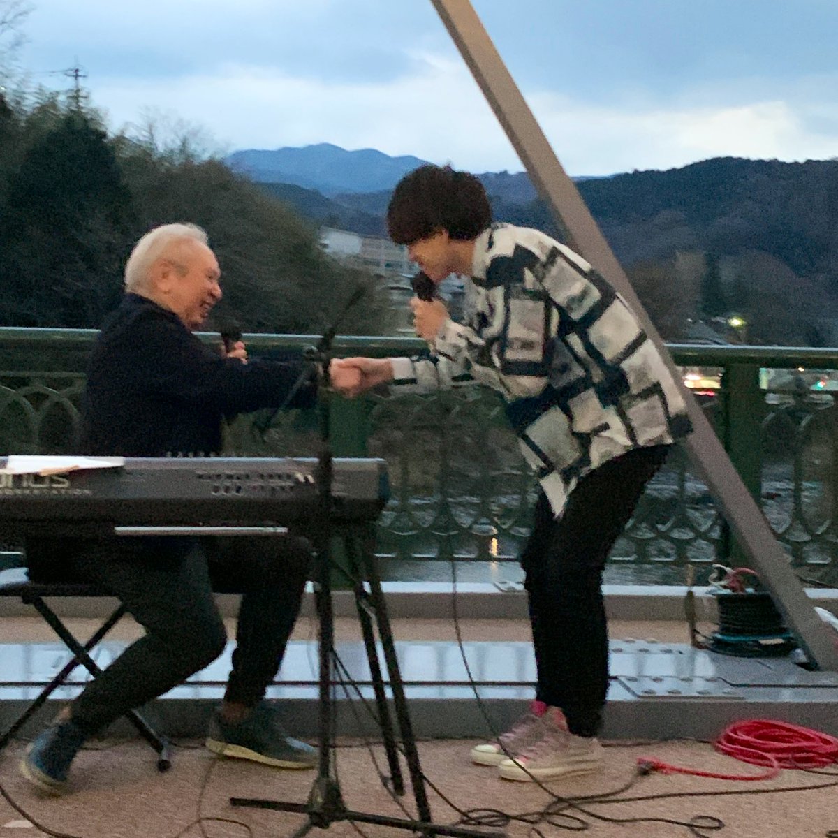 donbura_ak's tweet photo. 本日 我が小山町でLive♬🌉
野外は寒かったけど空気も澄んでいるし楽しかった~🙌 森村市左衛門サンの曾孫サンであられるピアニストの森村献さんとのコラボ👏とっても素敵でした☺️☺️
#フルヤトモヒロ
#森村橋クリスマス2022
#kenMorimura さん🎹
#スペシャルライブ
#森村橋 https://t.co/vvw5kMlOBW