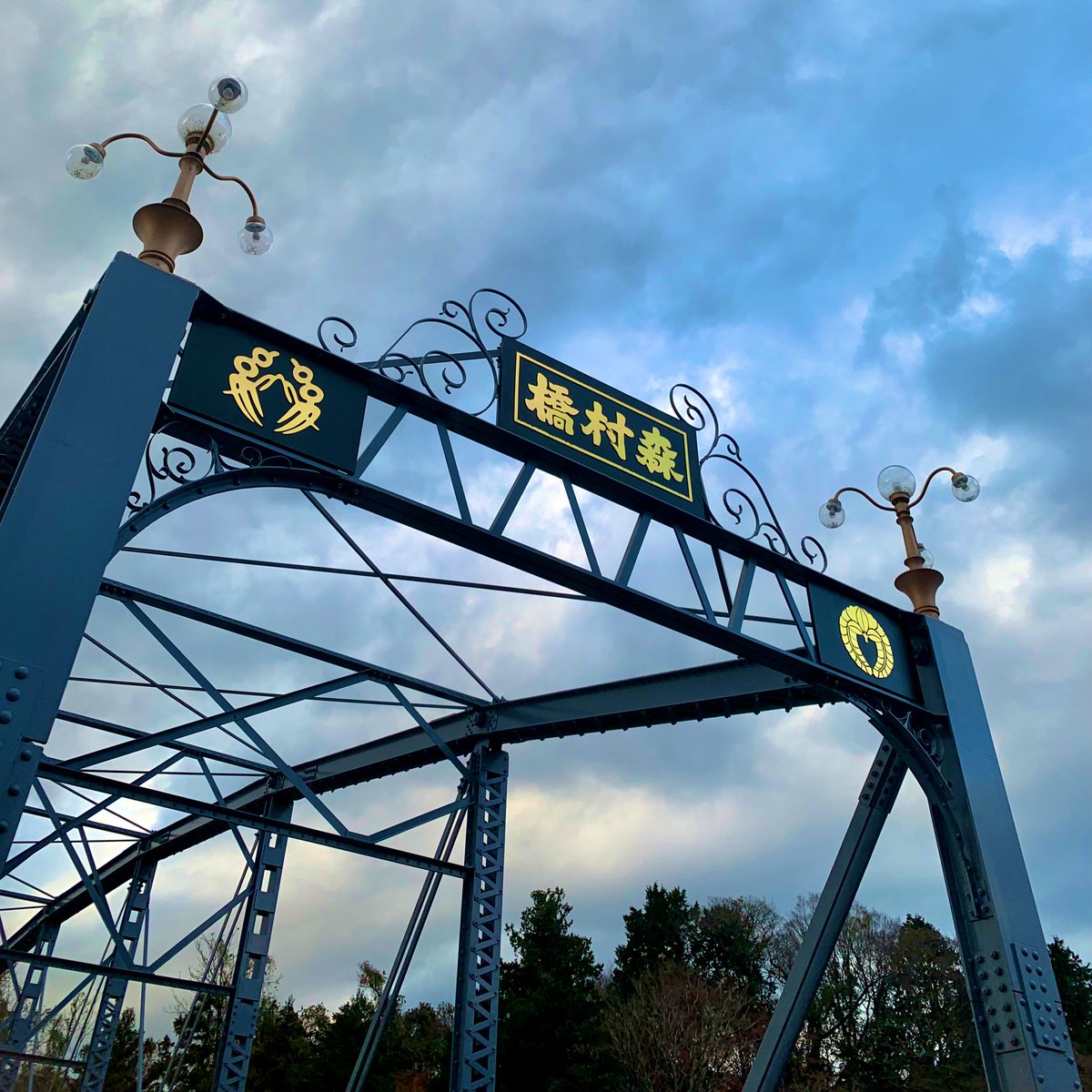 donbura_ak's tweet photo. 本日 我が小山町でLive♬🌉
野外は寒かったけど空気も澄んでいるし楽しかった~🙌 森村市左衛門サンの曾孫サンであられるピアニストの森村献さんとのコラボ👏とっても素敵でした☺️☺️
#フルヤトモヒロ
#森村橋クリスマス2022
#kenMorimura さん🎹
#スペシャルライブ
#森村橋 https://t.co/vvw5kMlOBW