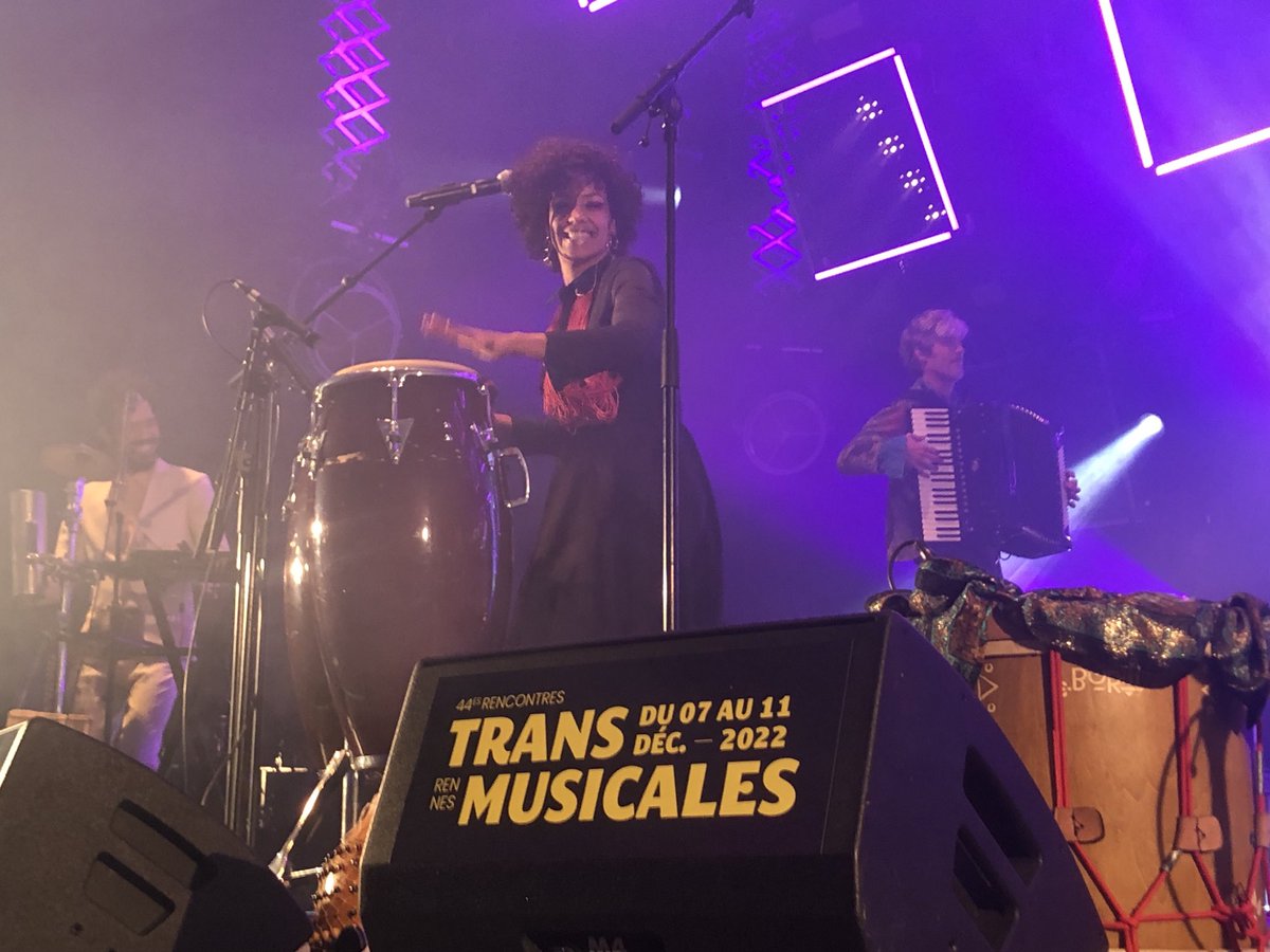StephanePajot44's tweet photo. Samba angolaise, biguine antillaise, baiao brésilien… de quoi se réchauffer et danser à l’écoute d’Ayom, groupe de Barcelone emmené par la chanteuse et percussionniste brésilienne Jabu Morales, une première française prometteuse aux ⁦@TransMusicales⁩ de #Rennes https://t.co/APGbk0jMQR