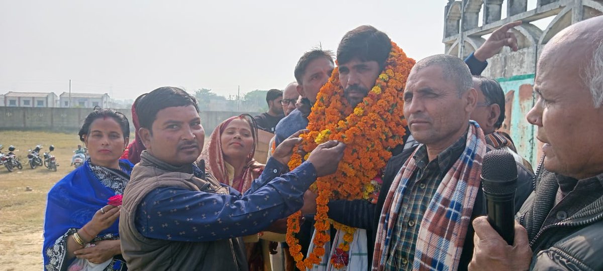 yuganternews's tweet photo. एक विशाल जनसैलाब आ रहा है शहीदी दिवस 23 मार्च 2023 को कर्तव्य पथ दिल्ली में भुगतान उत्सव मनाने।
सदियों से ठंडी पड़ी राख सुगबुगा उठी,
मिट्टी सोने का ताज पहनकर आती,
दो राह समय के रथ का घर्घर नाद सुनो,
सिंहासन खाली करो कि जनता आती।
#Buds_Act2019 का अपमान,
नहीं सहेगा हिंदुस्तान।। https://t.co/0m1iL0VShO