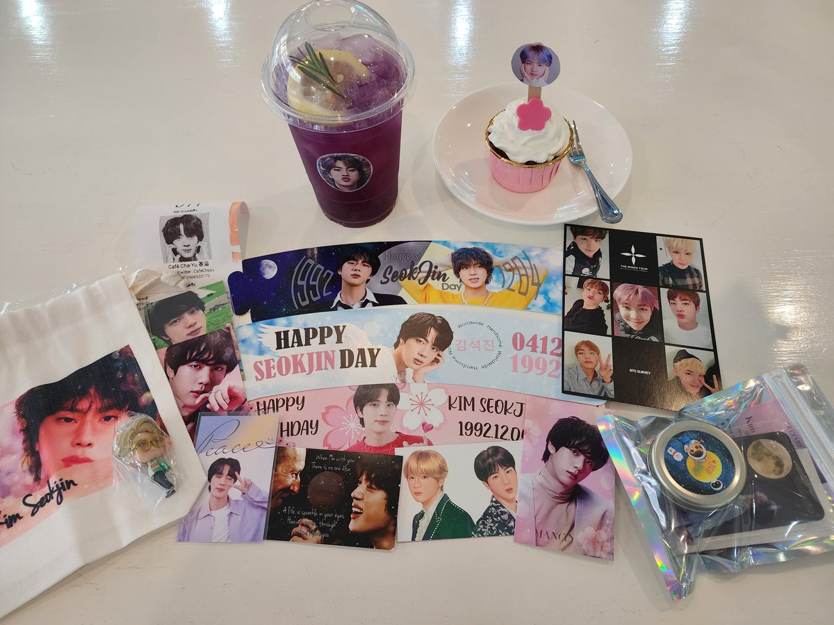 MilkWaraa's tweet photo. แวะมาหาพี่จิน งานน่าร๊าก💜💜💜
#InFullBloomWithJin
#HappyBirthdayJin
#HappyJINday
@CafeChaYu https://t.co/3cRS3XbF7F