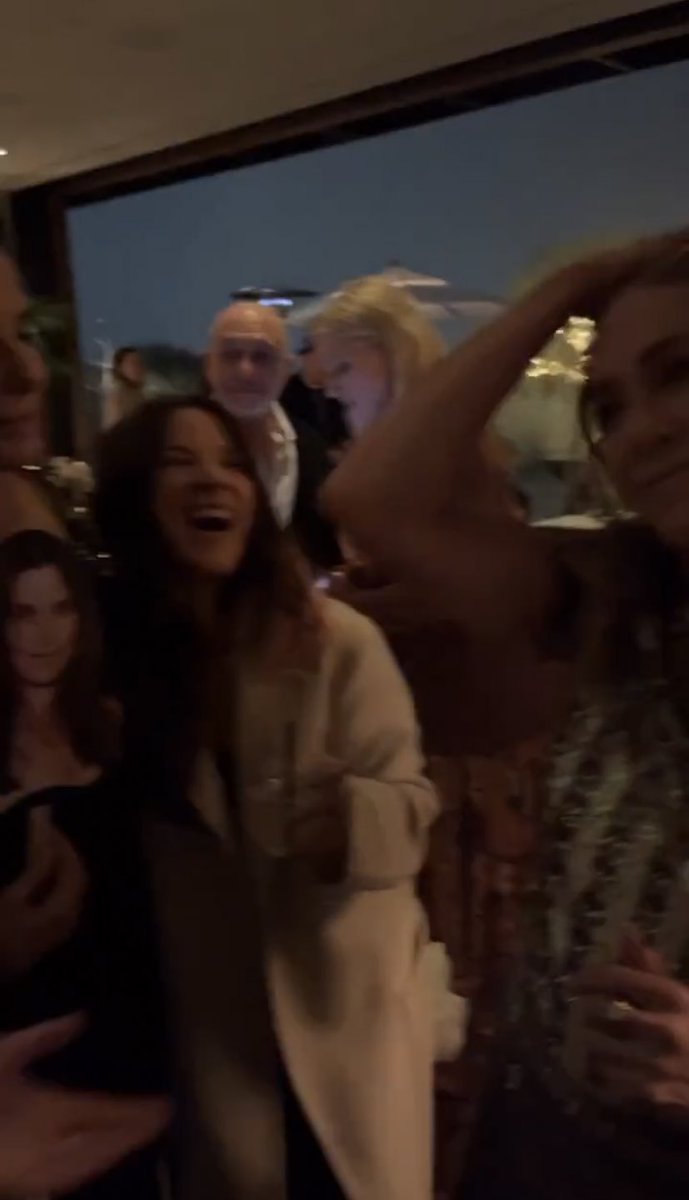 bullockanixton's tweet photo. Jennifer Aniston and Sandra Bullock!!!!!! https://t.co/ppfQZPAmqS